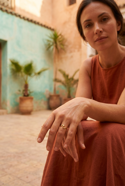 Aerivova Dune Wave Ring, an Organic Flowing Silhouette for Soft Textures and Expressive Everyday Ring Styling