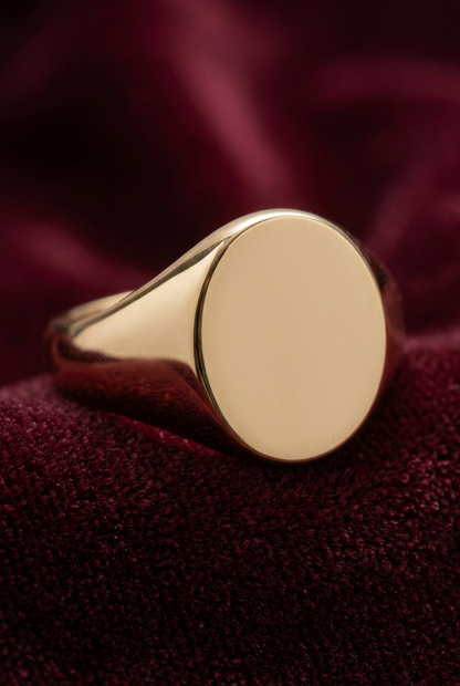 Aerivova Eclipse Oval Signet Ring, a Classic-Inspired Focal Shape for Clean Tailoring and Contemporary Ring Styling