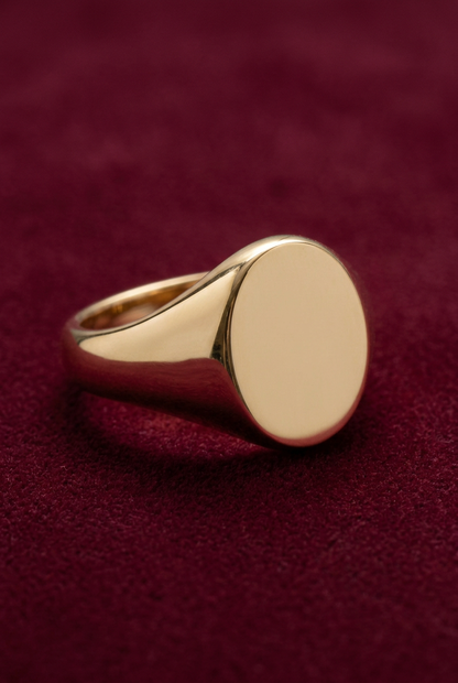 Aerivova Eclipse Oval Signet Ring, a Classic-Inspired Focal Shape for Clean Tailoring and Contemporary Ring Styling