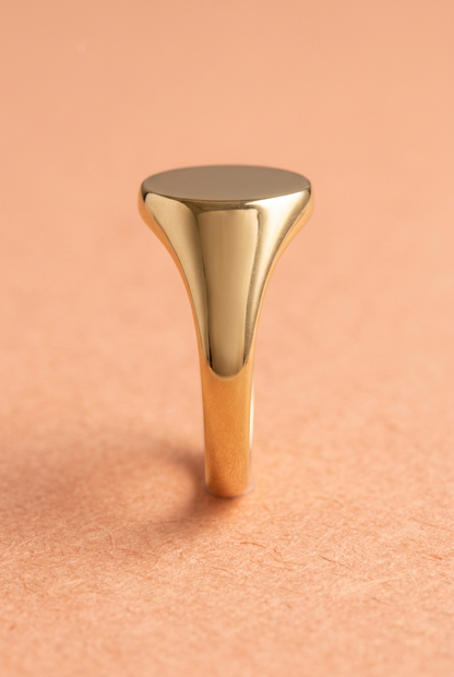 Aerivova Eclipse Oval Signet Ring, a Classic-Inspired Focal Shape for Clean Tailoring and Contemporary Ring Styling