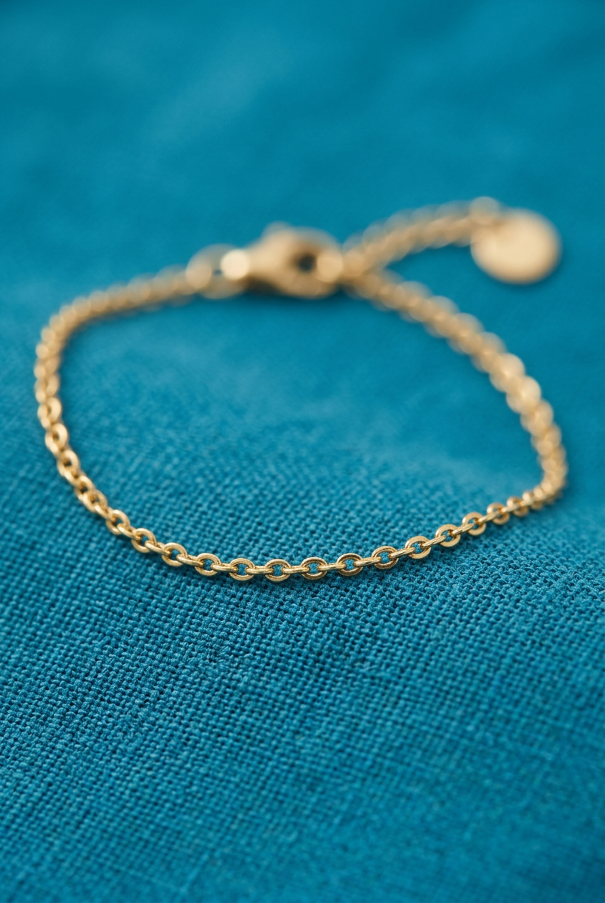 Aerivova Tide Delicate Chain Anklet, a Subtle Finishing Detail for Cropped Trousers and Warm-Weather Outfits